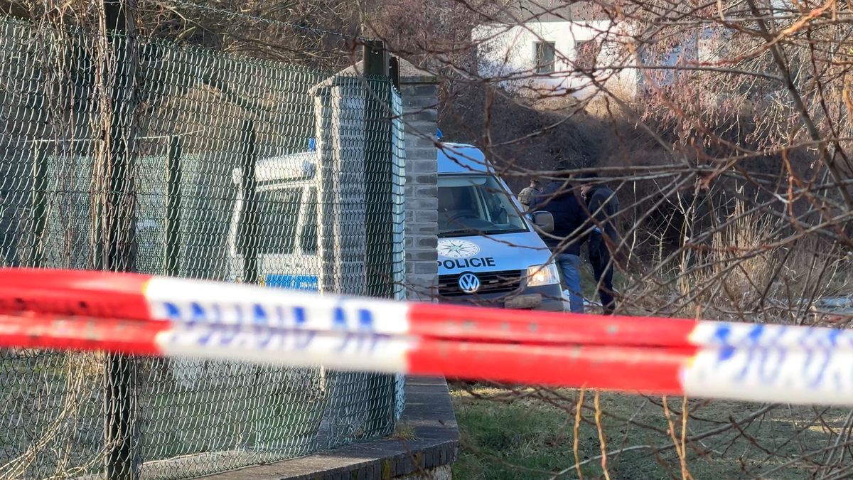 Podezření z vraždy: Na břehu rybníka v Praze našli mrtvého muže